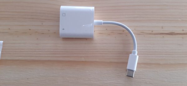 מתאם רשת חוטי וטעינה למכשיר סלולרי עם חיבור USB-C